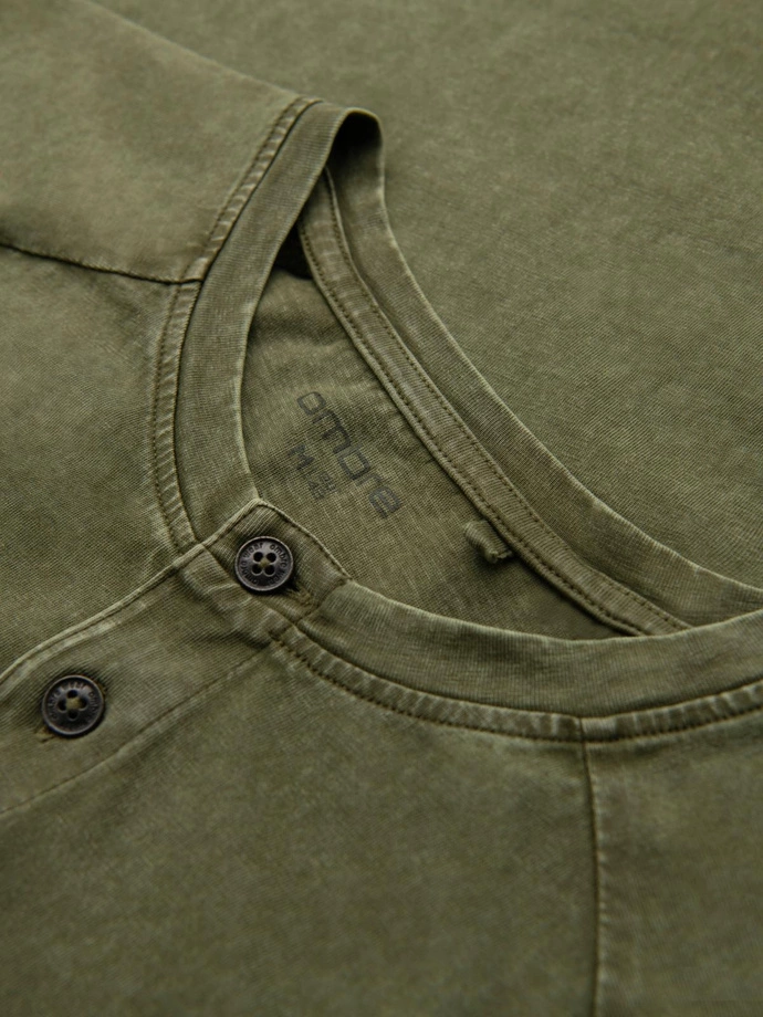 Tricou pentru bărbați cu efect de spălare și nasturi la decolteu - olive V4 OM-TSWT-0150