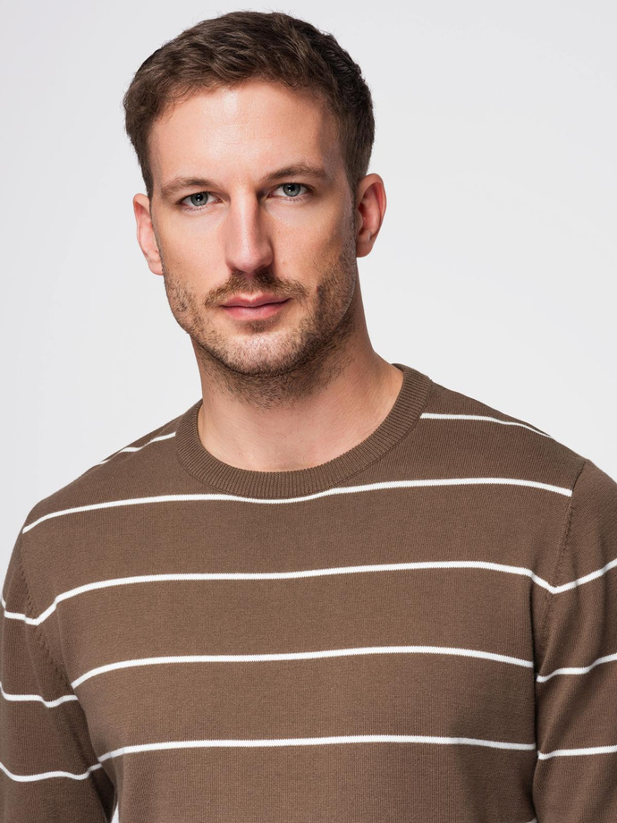 Vyriškas laisvalaikio džemperis su horizontaliais dryžiais - rudas V3 OM-SWSW-0143