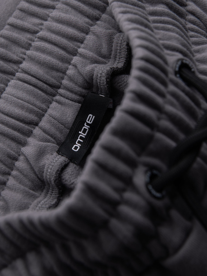 Pánske krátke teplákové šortky s potlačou - sivé V3 OM-SRSK-0138