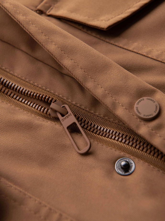 Lengva vyriška striukė su kišenėmis ir aukšta apykakle - ruda V5 OM-JALP-0167