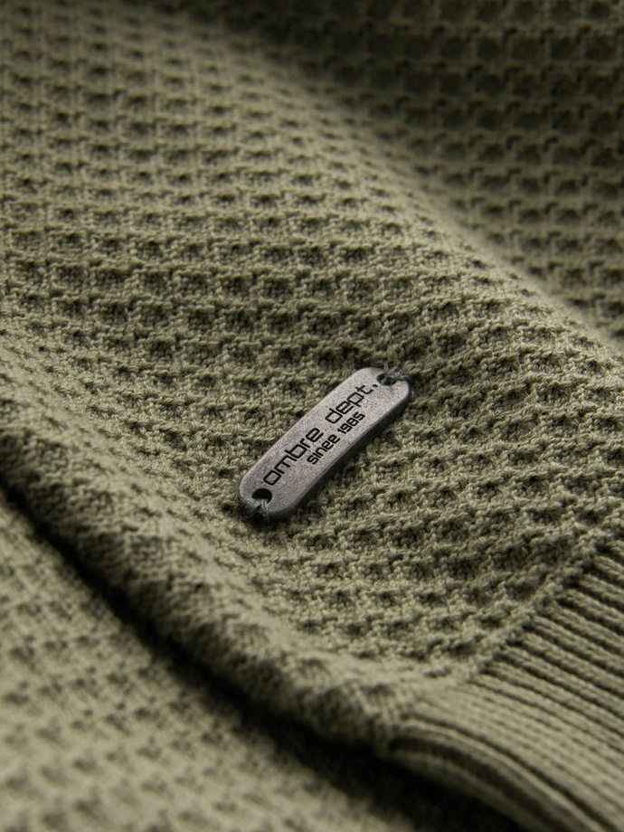 Jumper bărbătesc RELAXED FIT tricotat cu diamante - măsline V4 OM-SWSW-0110