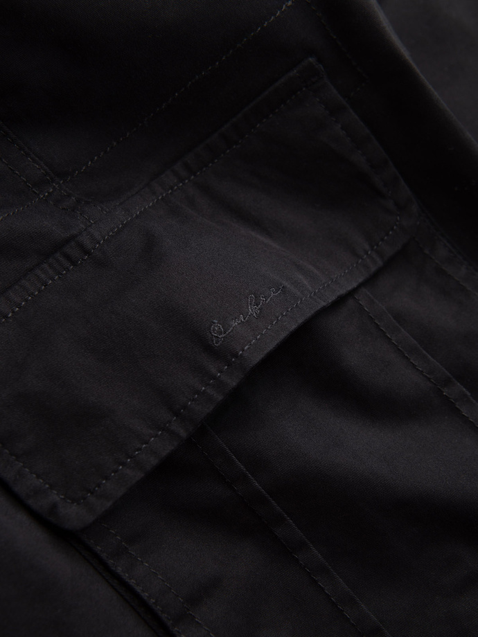 Pantaloni scurți unicolore pentru bărbați cu buzunare cargo - negru V4 OM-SRCG-0133