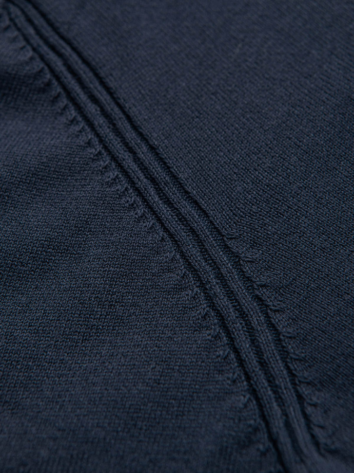 Vyriškas džemperis su viskoze ir platėjančia iškirpte - tamsiai mėlynas V4 OM-SWZS-0124