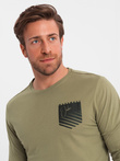 Longsleeve męski z printem w kształcie kieszonki - oliwkowy V2 OM-LSPT-0118