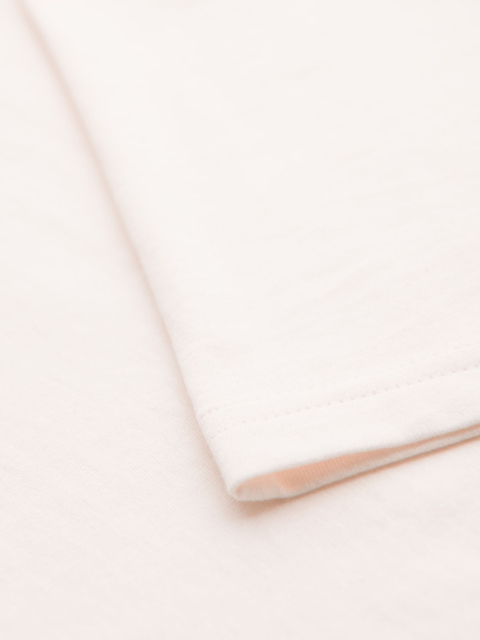 Balti vyriški marškinėliai su iškirpte su sagomis ir zomšos apvadu V1 OM-TSCT-0206