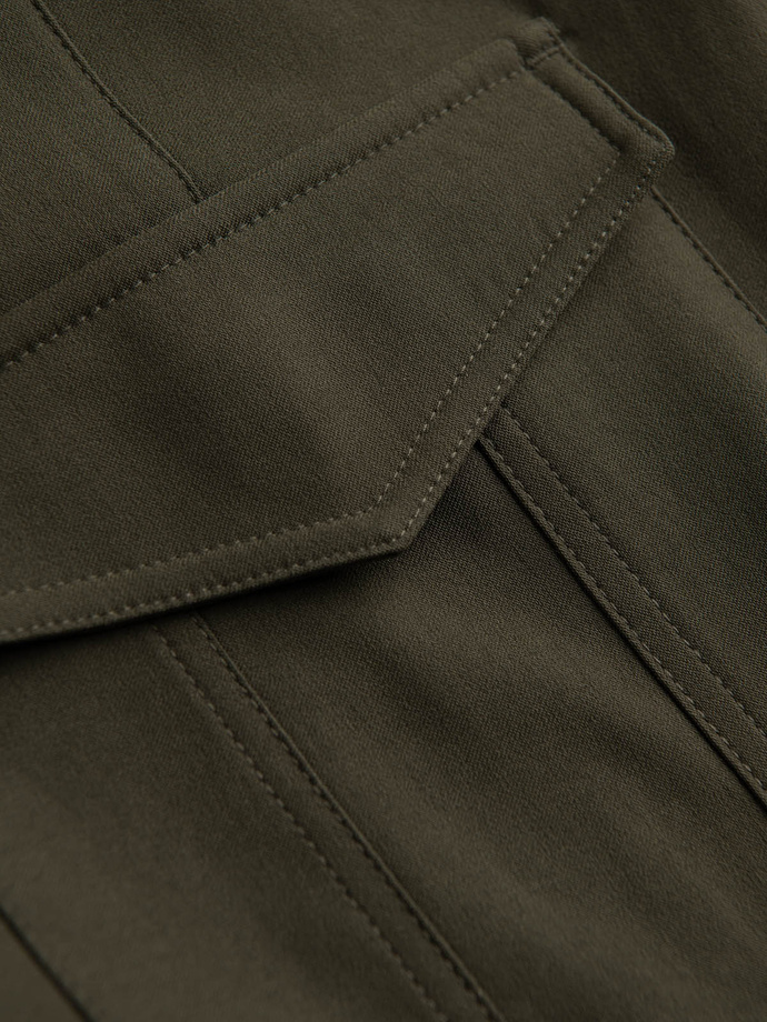 Pantaloni bărbătești REGULAR din stofă cu buzunare cargo - verde-oliv închis V1 OM-PACG-0178