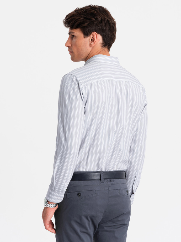 Cămașă bărbătească REGULAR FIT cu dungi albe și buzunar - gri V1 OM-SHOS-0171
