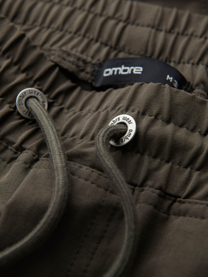 Vyriškos džogerio kelnės su kišenėmis ir spauda - tamsiai alyvuogių žalia V5 OM-PAJO-0200