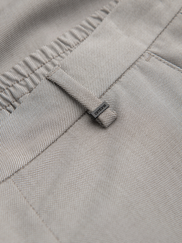 Vyriškos REGULAR FIT chino kelnės su elastine juosta - pilkai smėlio spalvos V1 OM-PACP-0157