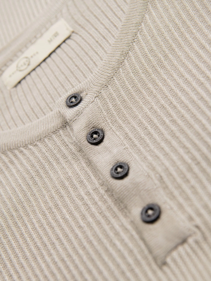 Men's knitted t-shirt with buttons at the neckline - light grey V3 OM-TSCT-0254