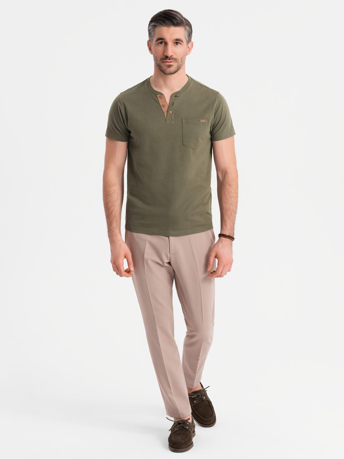 Tricou bărbătesc cu decolteu cu nasturi și căptușeală din piele de căprioară - dark olive V5 OM-TSCT-0206