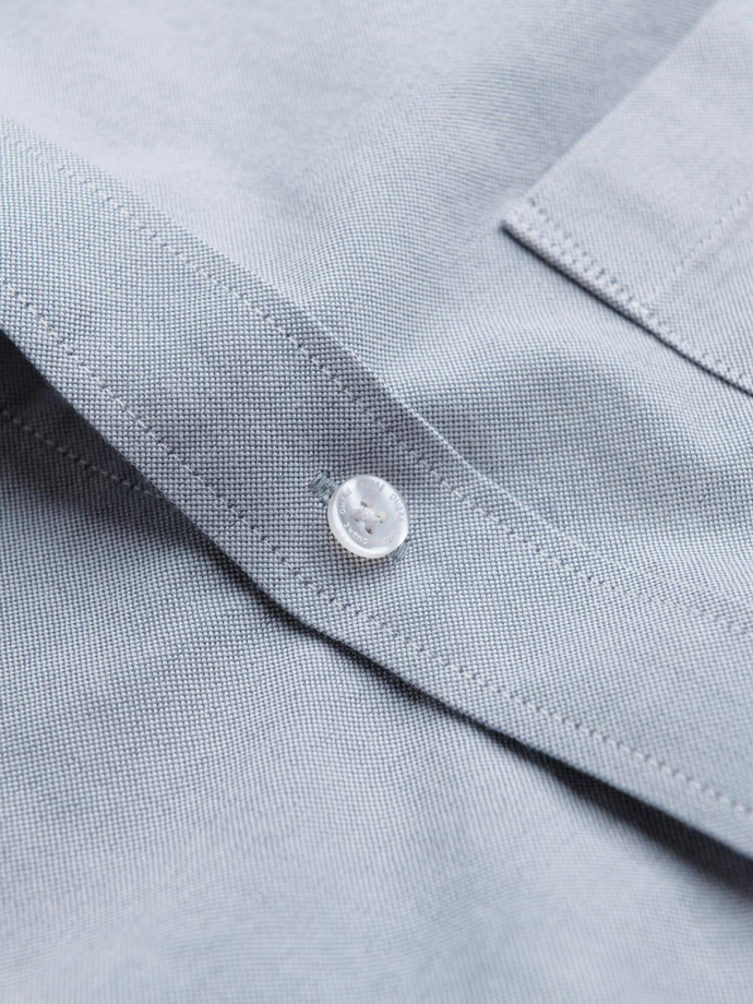 Elegantní pánská oxfordská košile s výšivkou a kapsou - modrá V1 OM-SHOS-0173