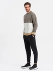Pánská mikina OVERSIZE v kontrastní barevné kombinaci - khaki V7 OM-SSNZ-0130