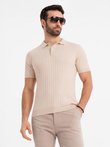 Vyriški SLIM FIT viskozės polo marškinėliai su vertikaliais dryžiais - smėlio spalvos V2 OM-POSS-0143