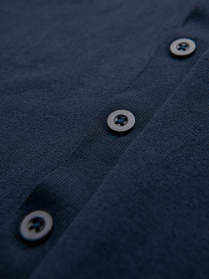 Vyriškas megztas vienspalvis viskozės megztinis - tamsiai mėlynas V1 OM-SWCD-0126