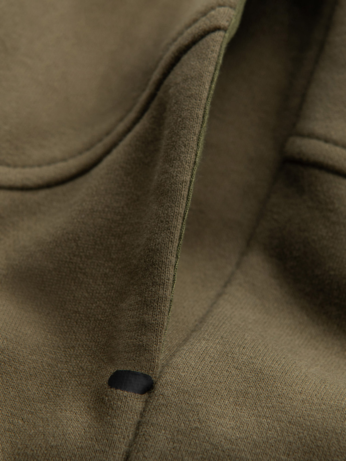 Pánske krátke teplákové šortky s potlačou - olivové V4 OM-SRSK-0138