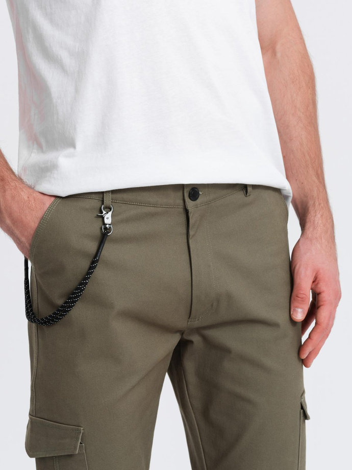 Pantaloni bărbătești cu buzunare cargo și tiv la picior - verde-oliv închis V1 OM-PACG-0189