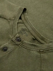 Tricou pentru bărbați cu efect de spălare și nasturi la decolteu - olive V4 OM-TSWT-0150