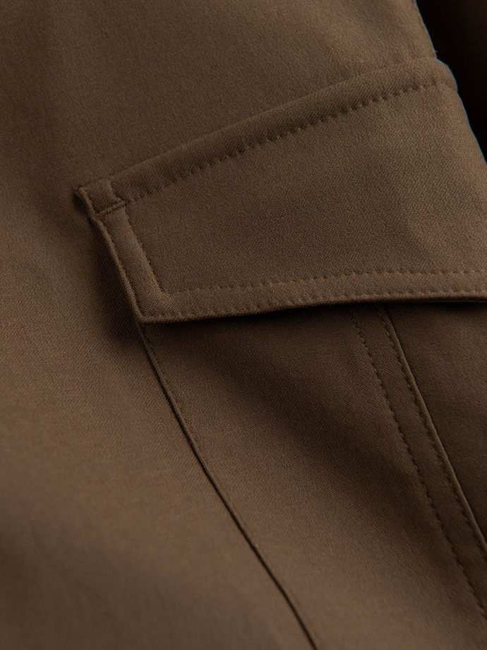 Pantaloni bărbătești REGULAR din stofă cu buzunare cargo - verde oliv V2 OM-PACG-0178