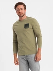 Longsleeve męski z printem w kształcie kieszonki - oliwkowy V2 OM-LSPT-0118