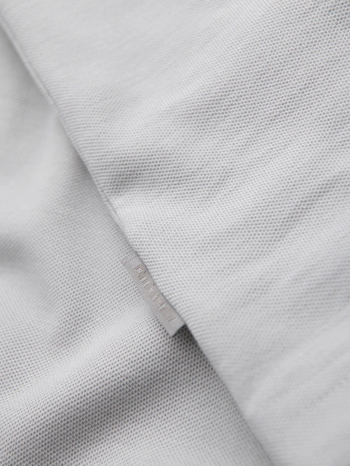 Vyriški marškinėliai su kontrastingais intarpais ir V formos iškirpte - šviesiai pilki V4 OM-TSCT-0198