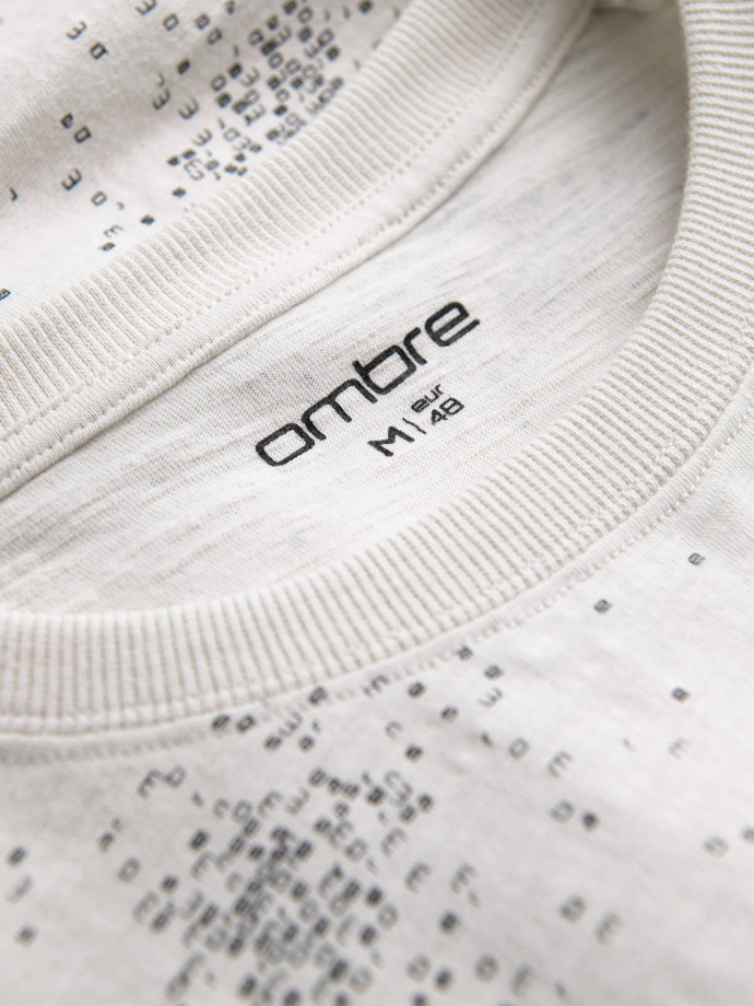 Tricou bărbătesc cu imprimeu integral și litere împrăștiate - bej deschis V1 OM-TSFP-0179