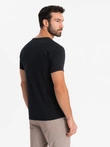 Tricou SLIM FIT cu guler în V pentru bărbați, cu elastan și imprimeu - negru V1 OM-TSBC-0221