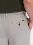 Vyriškos REGULAR FIT chino kelnės su elastine juosta - pilkai smėlio spalvos V1 OM-PACP-0157