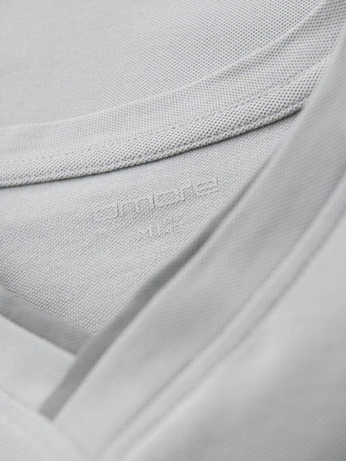 Vyriški marškinėliai su kontrastingais intarpais ir V formos iškirpte - šviesiai pilki V4 OM-TSCT-0198