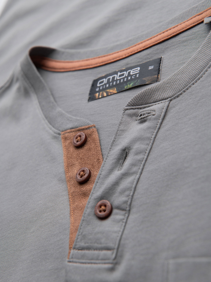 Tricou bărbătesc cu decolteu cu nasturi și ornamente din piele de căprioară - gri V3 OM-TSCT-0206