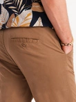 Pánske chino nohavice s ozdobným pásom - hnedé V4 OM-PACP-0118