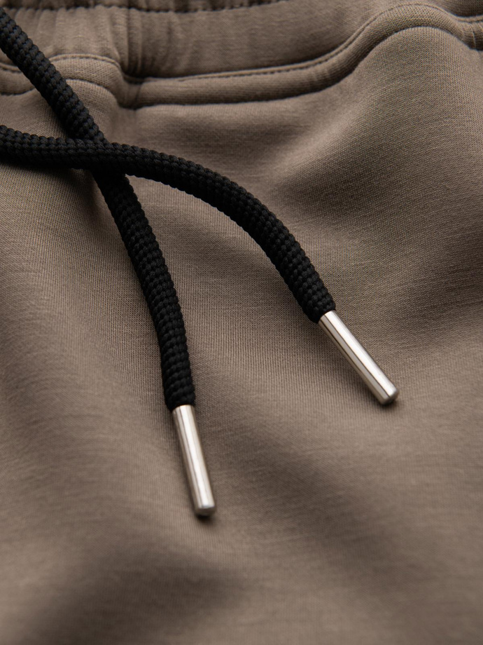 Pánske tepláky s rebrovanými nohavicami a gumovou potlačou - popol V3 OM-PASK-0223