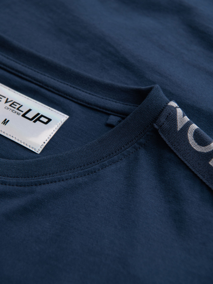 Pánske bavlnené tričko s dlhým rukávom a lemovaním a potlačou na hrudi - tmavomodré V1 OM-LSCL-0127