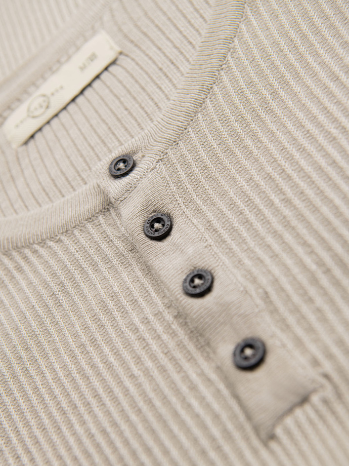 Men's knitted t-shirt with buttons at the neckline - light grey V3 OM-TSCT-0254