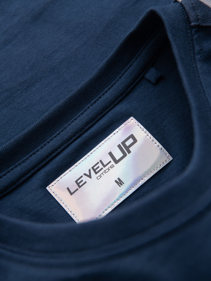 Pánske bavlnené tričko s dlhým rukávom a lemovaním a potlačou na hrudi - tmavomodré V1 OM-LSCL-0127