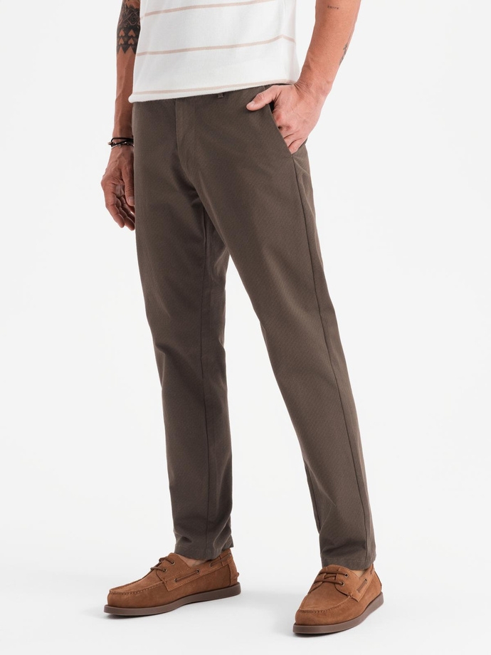 Pánske chino nohavice REGULAR FIT s jemnou textúrou - hnedé V3 OM-PACP-0184