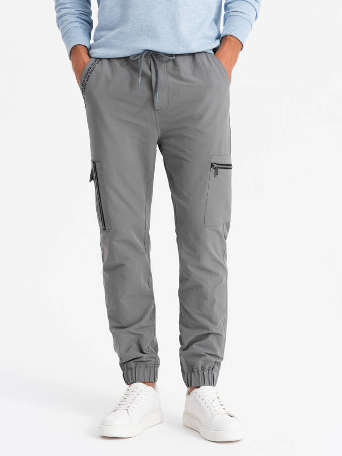 Pantaloni jogger pentru bărbați cu buzunare cargo și imprimeu - gri V4 OM-PAJO-0200